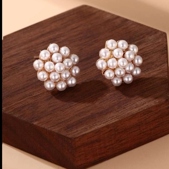 Faux Cluster Pearl Stud Earrings - Picture 4 of 7